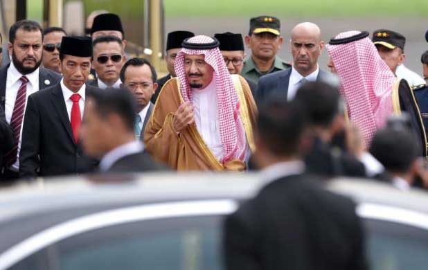 Raja Salman bin Abdul Aziz disambut Presiden Jokowi di Halim Perdanakusuma hari Rabu (1/3) siang. (foto: nasional)