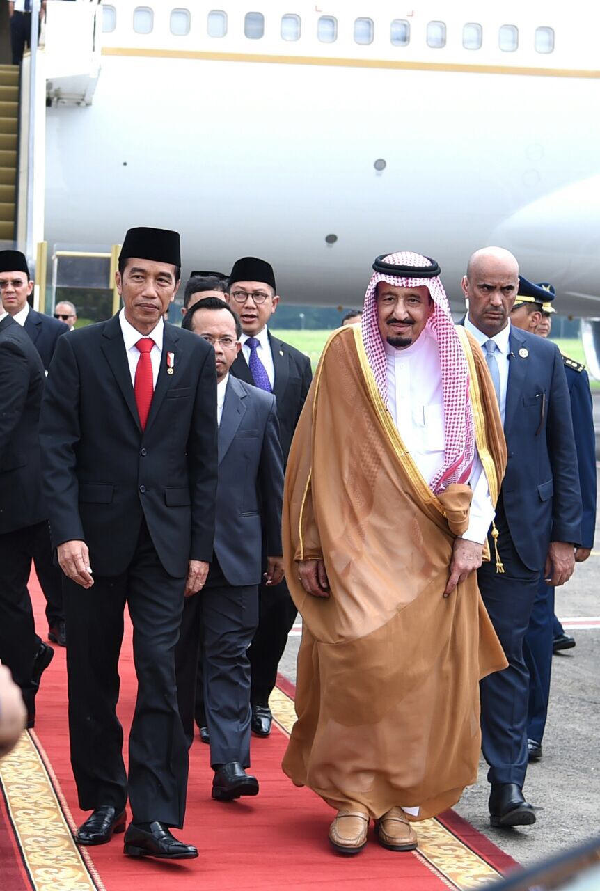 ANTUSIAS: Raja Salman bin Abdullah al-Saud disambut Presiden Jokowi saat tiba di Jakarta. (Foto Rusman/Setpres)