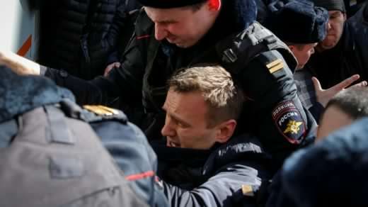 Polisi menangkap pemimpin oposisi Alexei Navalny saat demo di Moskow. (Foto: Reuters)
