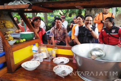 MAKAN SOTO: Gus Ipul traktir warga di Depan Grahadi Surabaya