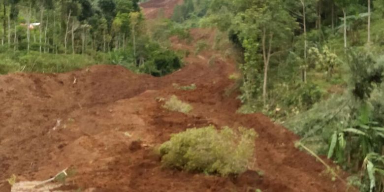 TANAH LONGSOR -Inilah kondisi bencana tanah longsor yang mengubur puluhan rumah warga Dukuh Tingkil, Desa Banaran, Kecamatan Pulung, Kabupaten Ponorogo, Jawa Timur, Sabtu ( 1/4).