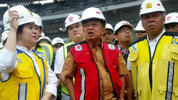 Jusuf Kalla (tengah)  saat memantau lokasi proyek Wisma Atlet di Kemayoran, Minggu (26/3).