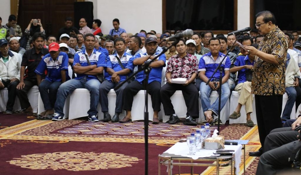 Gubernur Jawa Timur melakukan dialog langsung dengan perwakilan pengemudi Angkutan Kota Se-Surabaya, yang didampingi oleh Kepala Dinas Perhubungan Prov. Jatim, Kapolrestabes serta Perwakilan Organda.