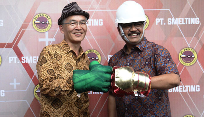 Presiden direktur PT Smelting Hiroshi Kondo (kiri) dan Wakil Gubernur Jawa Timur Saifullah Yusuf (Gus Ipul) saat syukuran kembali beroperasi PT Smelting