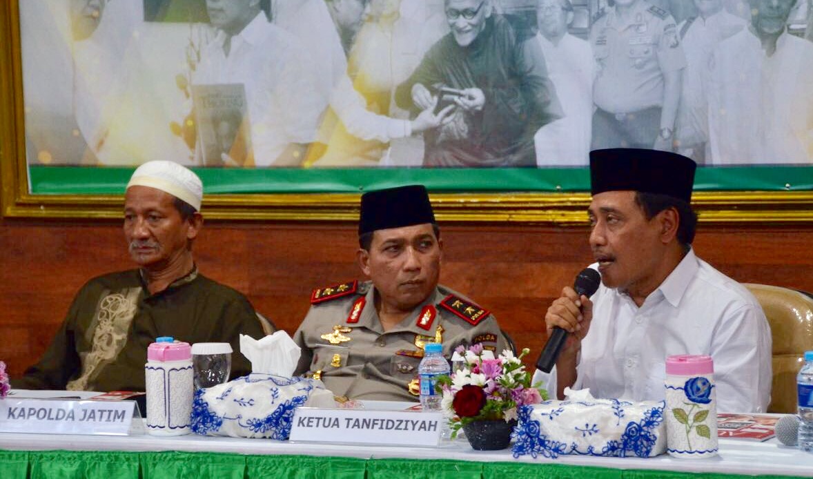 RUKUN: Kapolda Jatim Irjen Pol Mahfud Arifin bersama Ketua PWNU Jatim KH A Mutawakil Alalah dan KH Agoes Ali Masyhuri.