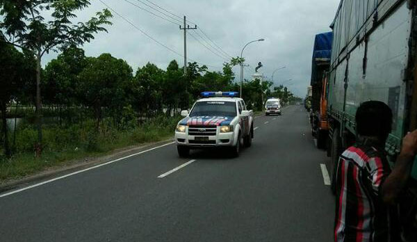 MACET: Sesaat setelah perburuan terduga teroris di Tuban, Jalur Pantura di sekitar TKP macet total. (foto istimewa)