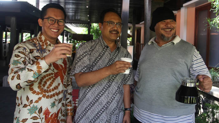 Wagub Jatim Saifullah Yusuf (tengah), ketika menikmati kopi raung di HUT Kabar Bisnis