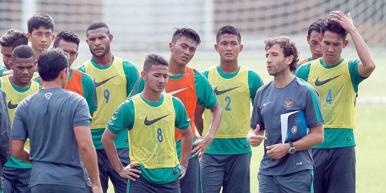 Luis Milla, bersama Timnas U-22 saat melakukan pelatihan di Jakarta.