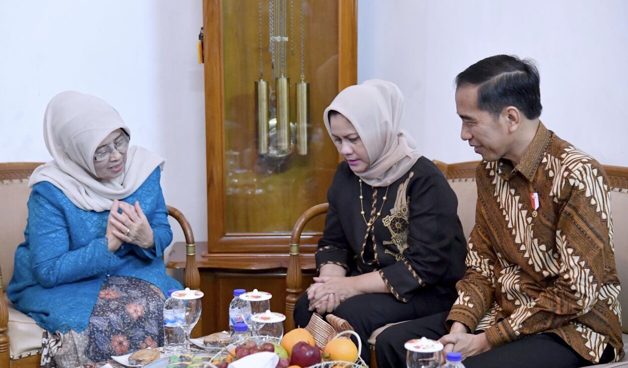 MENJENGUK: Presiden Jokowi dan Ibu Negara Iriana mendapat penjelasan Nyai Mutamimmah Hasyim Muzadi di rumahnya Malang. (Foto Biro Pers Setpres)