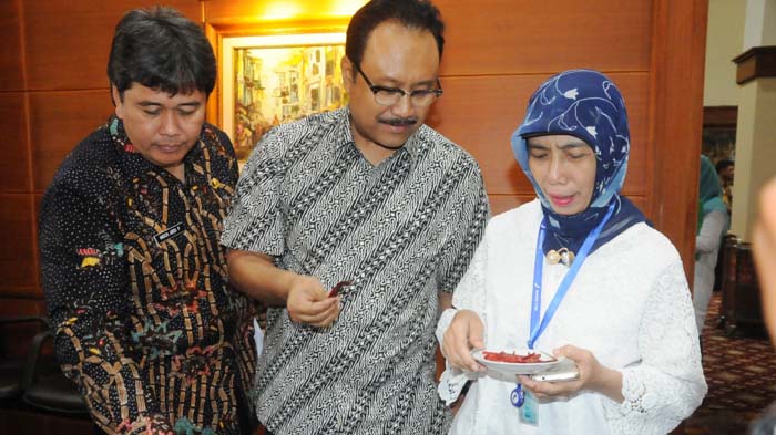 Wakil Gubernur Jatim, Saifullah Yusuf (tengah) berbincang dengan Plt Kepala BPOM Surabaya (kanan), dan Kepala Disperindag Jatim.