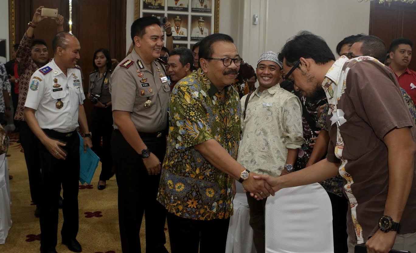 Gubernur Jatim saat pertemuan dengan perwakilan pengendara transportasi on line di Gedung Negara Grahadi, Surabaya, Senin (10/4) malam.