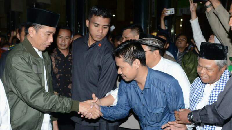 Presiden bersalaman dengan santri Pondok Pesantren Buntet Cirebon, Kamis (13/4). (Foto: Biro Pers Setpres)