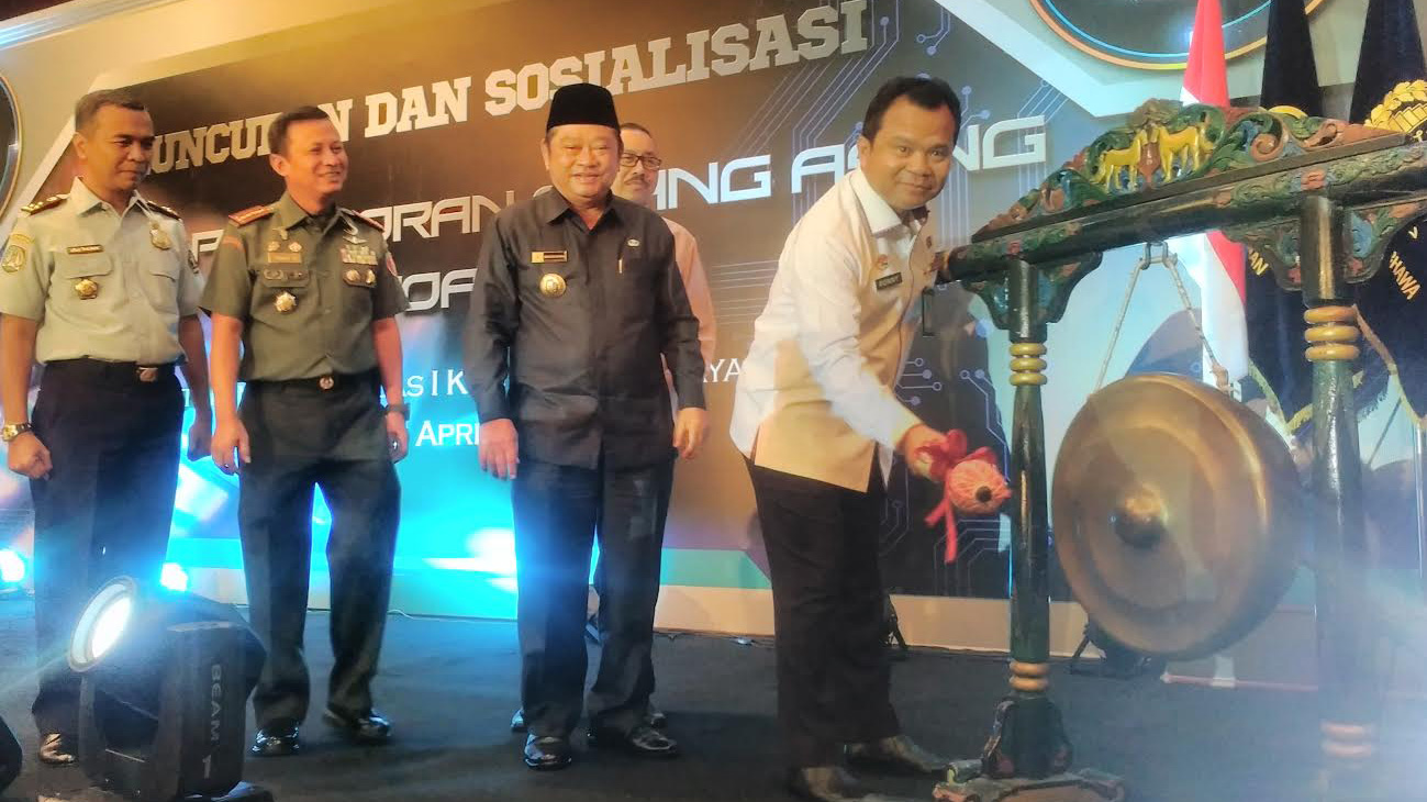 Direktorat Jenderal Imigrasi Ronny F. Sompie (kanan), meluncurkan Aplikasi Pelaporan Orang Asing (APOA), di Ballroom Hotel JW Mariot Surabaya, Kamis (13/4).