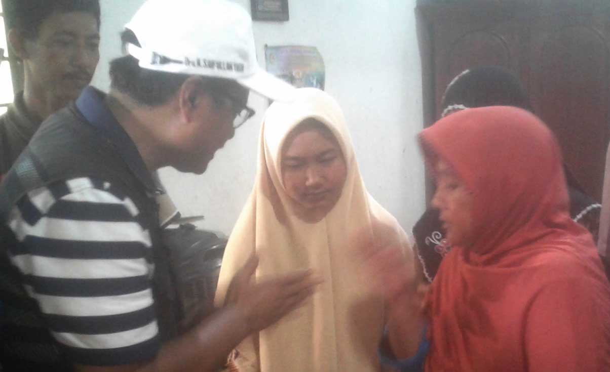 Gus Ipul takziah ke rumah almarhum Ujang Fadlillah, bertemu istrinya, Nunuk Widiati Ningsih (kanan)  dan putrinya,  Anjanita Nur Sariah (tengah). foto: nis)