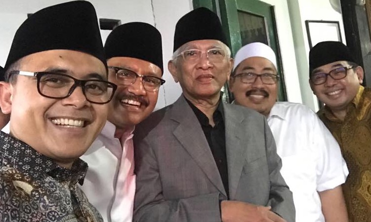 MANTU: Bupati Banyuwangi Azwar Anas, Wagub Jatim Saefullah Yusuf, Gus Mus dan Gus Fahrur di sela-sela acara mantu di Rembang.