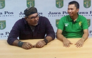 Dari kiri: Iwan Setiawan (Pelatih Persebaya Surabaya), Azrul Ananda (Presiden Klub Persebaya). (foto: ngopibareng)