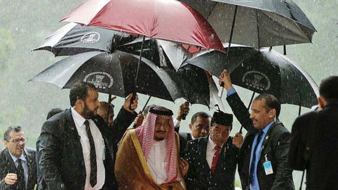 Raja Salman dipayungi Presiden Jokowi saat hujan di  Istana Bogor, awal Februari lalu. (foto istimewa) 