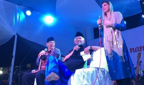MANTU: Gus Mus diapit Quraish Shihab dan Najwa Shihab saat ngunduh mantu di Rembang, Sabtu malam. (foto Joe Runtiko)