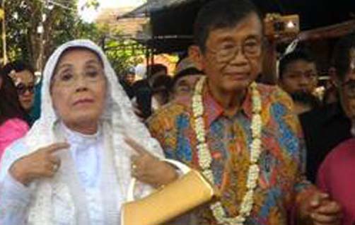 Nani Widjaja dan Ajip Rosidi usai ijab Qabul hari Minggu (16/4) pagi di Masjid Kasepuhan Cirebon.