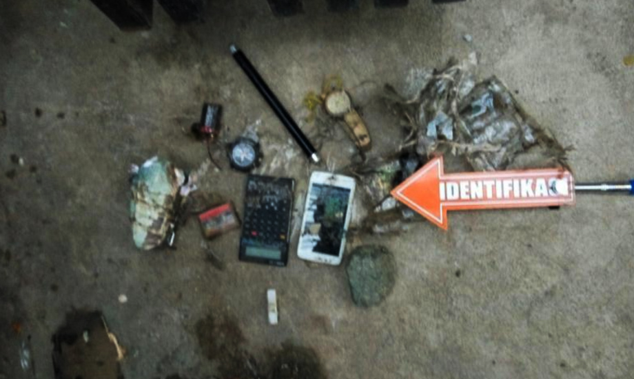 Isi tas mencurigakan yang sempat diduga bom oleh warga Kalimalang, Duren Sawit, Jakarta Timur, Senin (17/4)