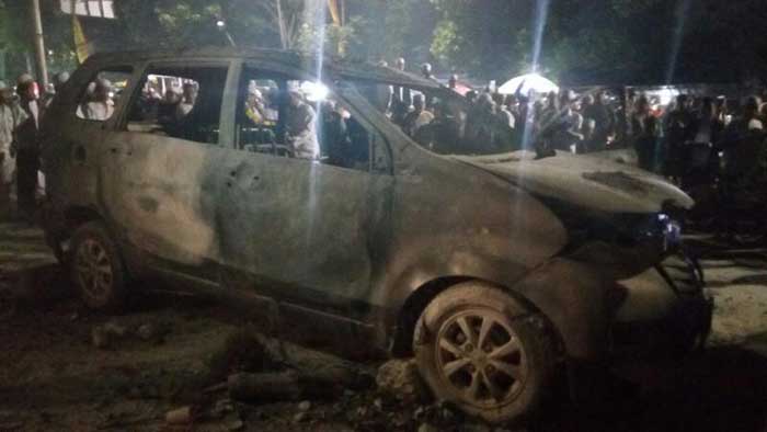 Bangkai mobil yang dibakar di acara tabliq akbar di Cawang, Sabtu (15/4) lalu.