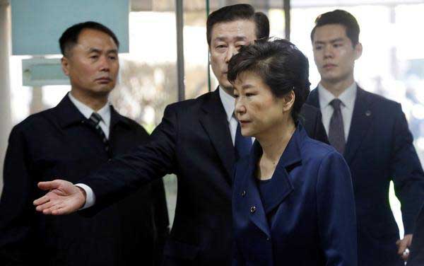 Park Geun-Hye, mantan Presiden Korsel menghadapi dakwaan terima suap  hari Senin (17/4). (foto: afp)