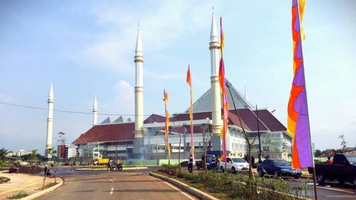 Masjid Raya Hasyim Asy'ari Daan Mogot Jakarta. Masjid ini Berarsitektur khas Betawi.