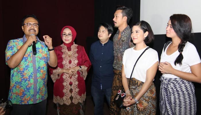 (kiri) Wagub Jatim Saifullah Yusuf bersama istri dan para pemain Film Kartini