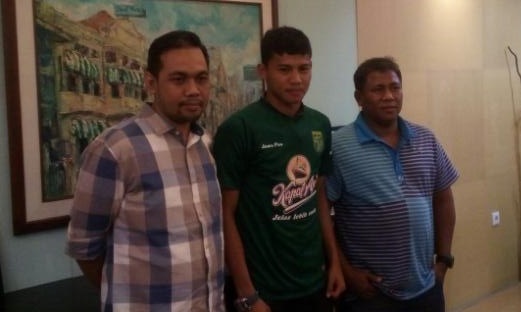 Candra Wahyudi (kiri), Yogi Novrian (tengah) setelah menandatangani kontrak selama setahun bersama Persebaya Surabaya, Selasa (18/4). (foto: Ngopibareng)