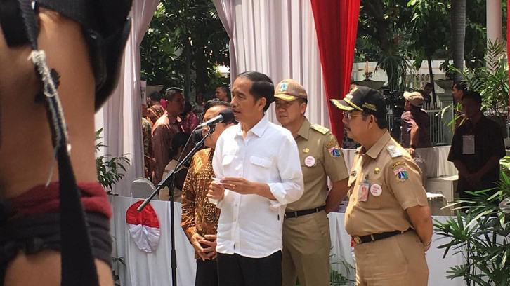 Presiden Joko Widodo usai menggunakan hak pilihnya di tempat pemungutan suara (TPS) 4 Gambir, Jakarta Pusat. Rabu (19/4). 
