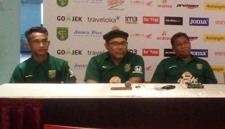Pelatih Persebaya Iwan Setiawan (tengah) dengan didampingi pemain dan manajemen klub, saat konferensi pers di Graha Pena, Surabaya, Rabu (19/4). (Foto: ngopibareng). 