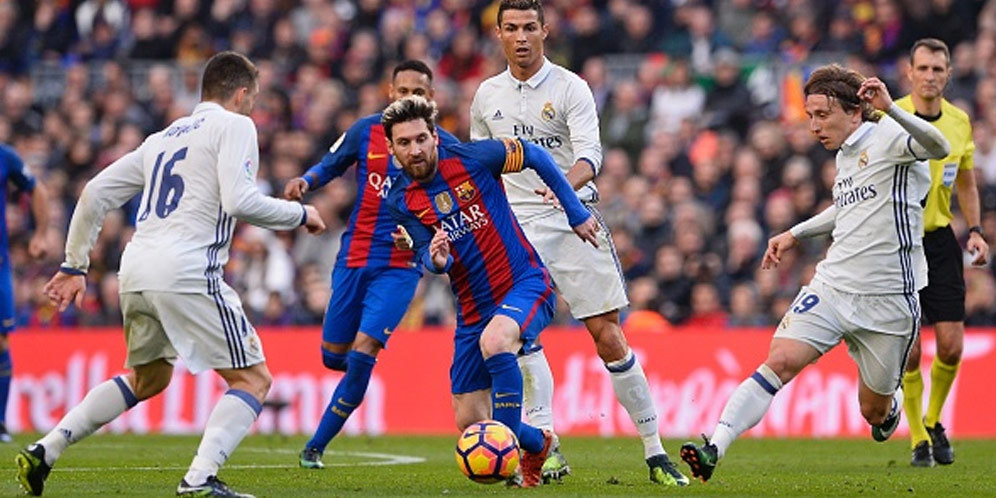 Leonel Messi dikepung pemain Madrid dalam laga el clasico di Satadion Bernabeu, Senin dini hari.