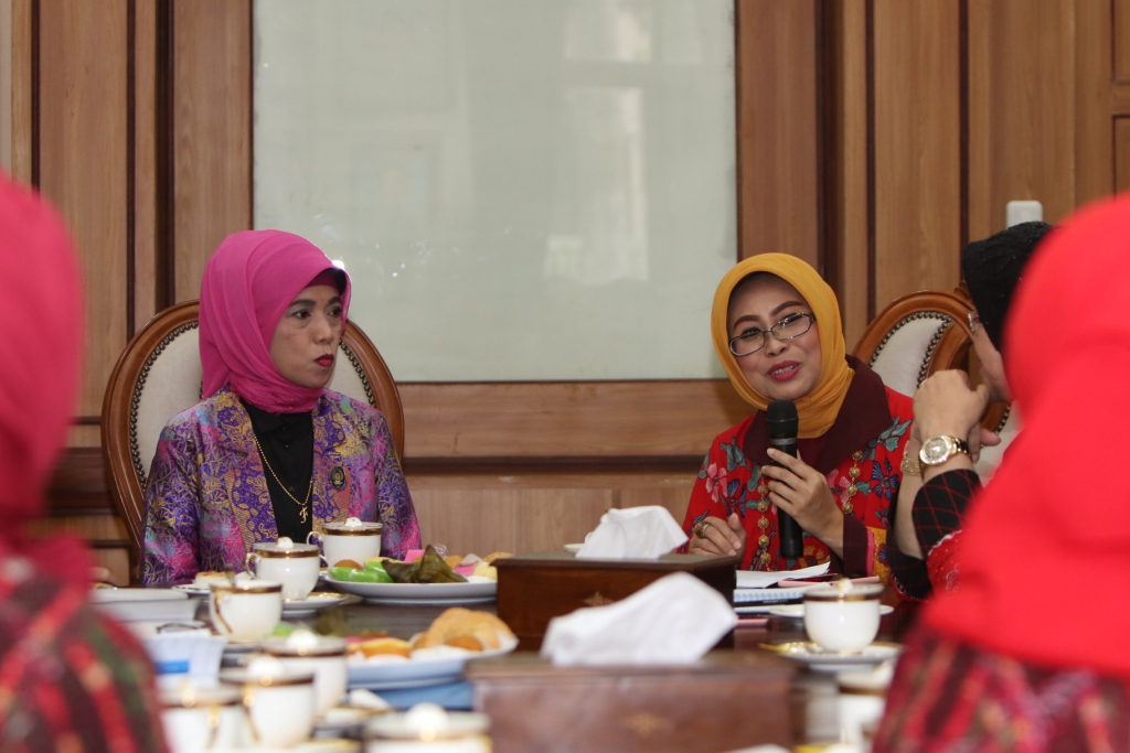 Ketua Umum BKOW Jatim Fatma Saifullah Yusuf bertemu Ketua BKOW Balut Fatma M. Nasir & rombongan. Selasa (25/4)