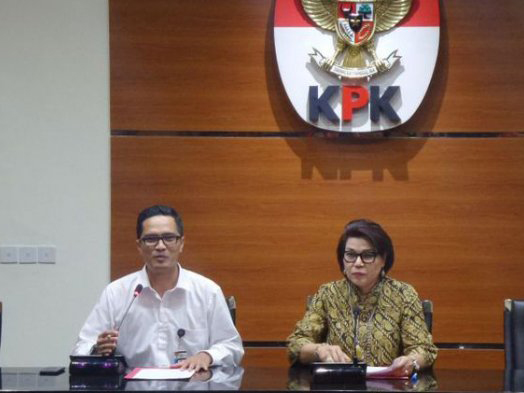 Wakil Ketua KPK Basaria Panjaitan saat mengumumkan penetapan tersangka di Gedung KPK, Jakarta, Selasa (25/4). 