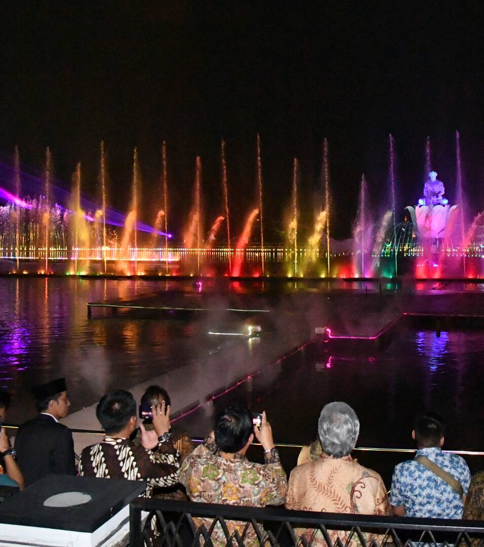 Presiden Joko Widodo singgah di Taman Air Sri Baduga Purwakarta, Selasa (25/4) malam. (Foto: Biro Pers Setpres)