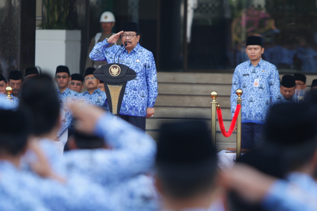 Gubernur Jatim Soekarwo saat pimpin upacara peringatan Hari Otonomi Daerah di kantor Gubernur Jatim, Kamis (27/4). 