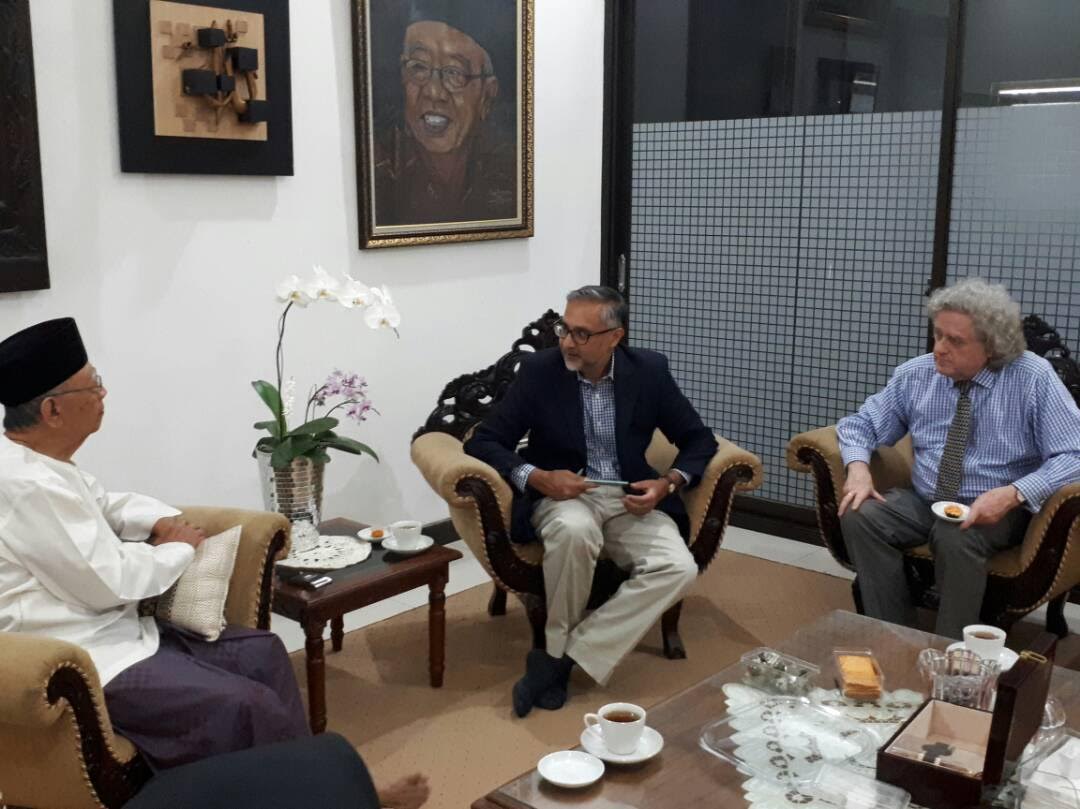 KUNJUNGAN: Duta Besar Inggris untuk Indonesia Moazzam Malik bersama KH Salahuddin Wahid di Tebuireng Jombang. (istimewa)