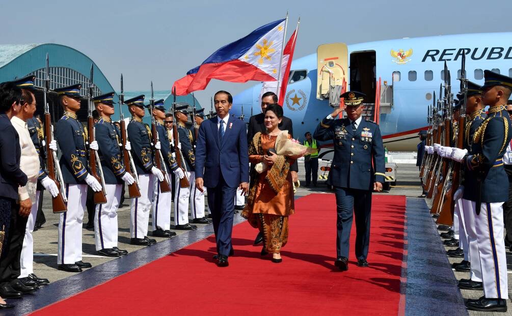 Presiden dan Ibu Negara tiba di Manila, Filipina, Jumat (28/4). (Foto: Biro Pers Setpres)