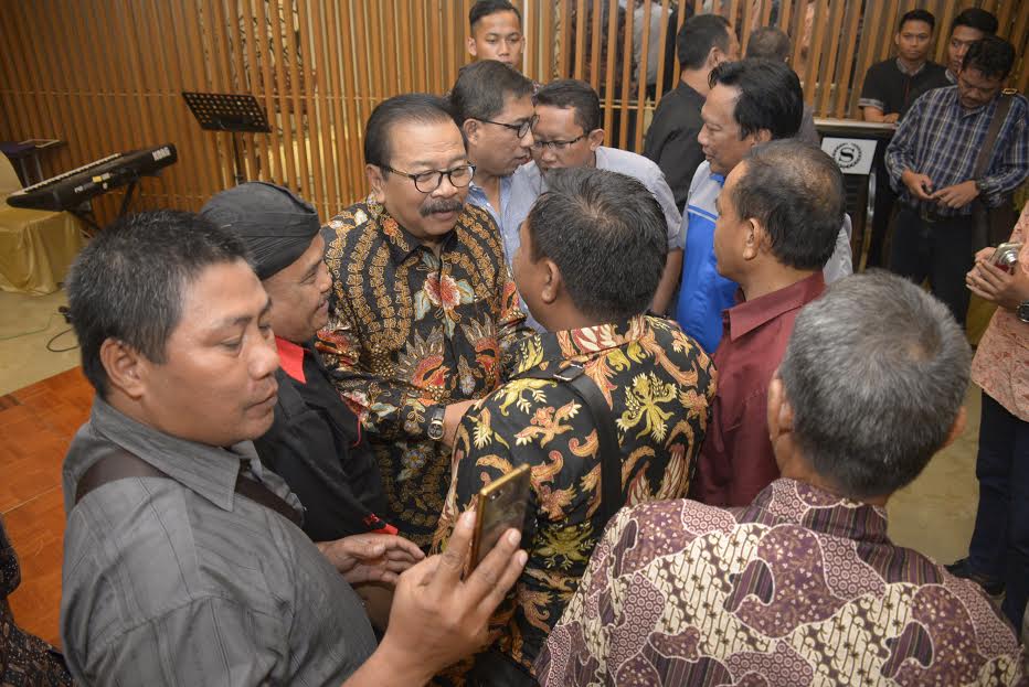 Gubernur Soekarwo bersilaturahmi dengan Forpimda Jatim dan seluruh perwakilan organisasi buruh di Hotel Sheraton Surabaya, Jumat (28/4) malam.