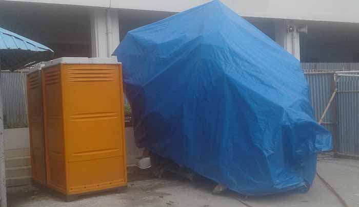 Bison, patung karya Lini Natalini di pelataran Balai Pemuda ditutupi tenda biru untuk menahan panas dan hujan. (foto: nis)