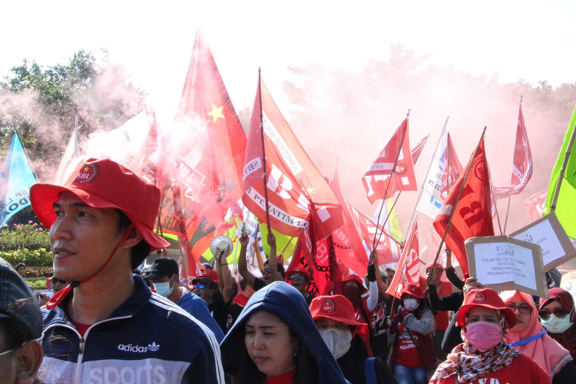 Massa buruh memadati depan Kantor Gubernur Jatim, Jalan Pahlawan, Surabaya, Senin (1/5). 