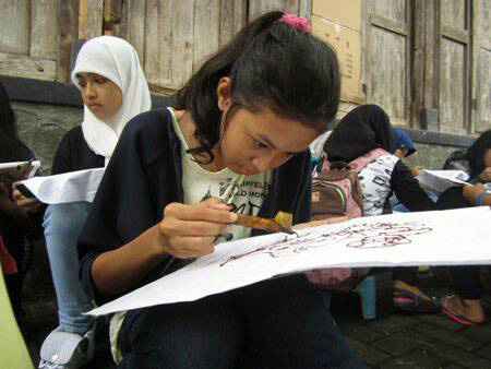 MBATIK: Anak-anak sekolah belajar membatik di Kampung Batik Giriloyo, Jogjakarta. (Foto Istimewa)