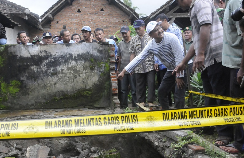 Gus Ipul saat meninjau kondisi sumur ambles di Desa Manggis, Dusun Nanas, Kabupaten Kediri, pada Selasa (2/5). Wagub akan mengupayakan pembangunan sumur dibantu dengan Pemrov Jatim.