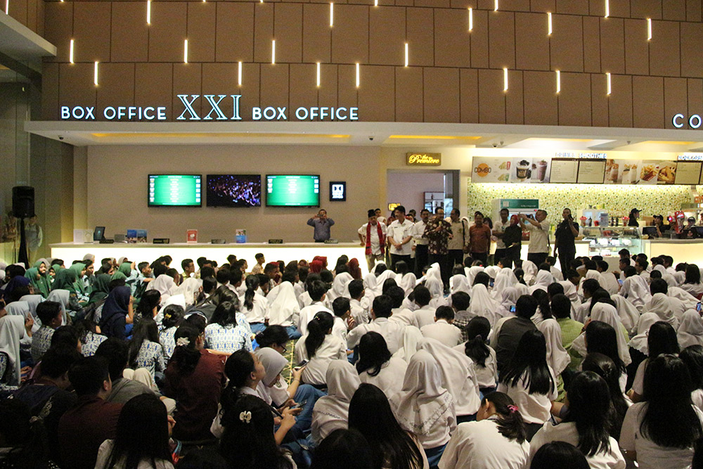 Kemeriahan gelaran nonton bareng Film Kartini hari kedua yang diikuti 1700 Siswa, di XXI Ciputra World, Rabu (3/5). (Foto: Haris Dwi)