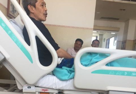 TERBARING: Bupati Sampang, KH Fannan Hasib saat dirawat karena sakit yang dideritanya.