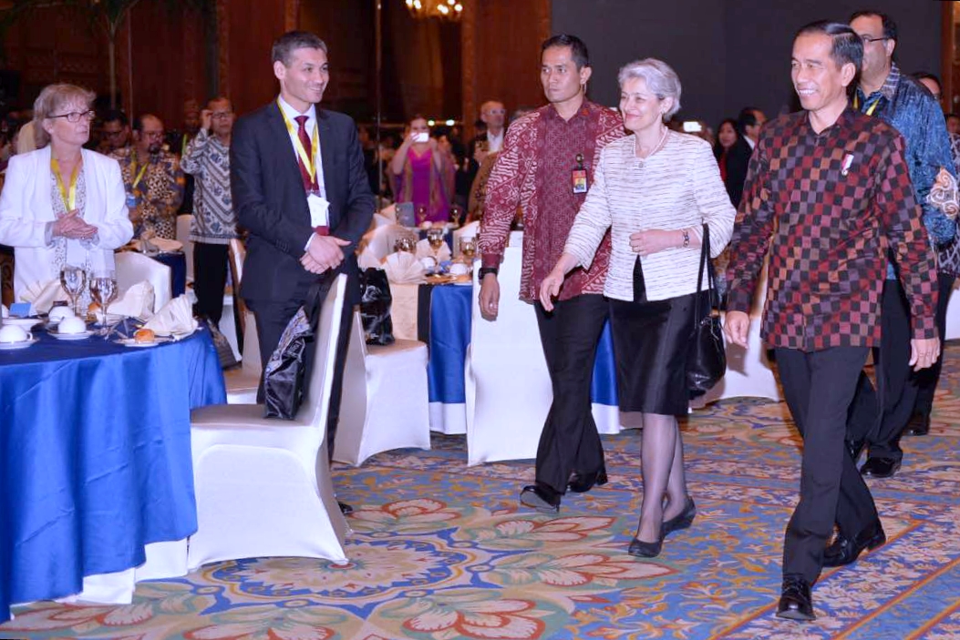 FREEDOM DAY: Presiden Jokowi dan Direktur Jenderal UNESCO Irina Bokova di Jakarta Convention Center, Rabo Malam. (Foto Biro Pers/Setpres)