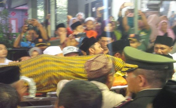Prosesi pemakaman Bupati Fannan Hasib di pemakaman umum Kampung Ke'Kekek Kelurahan Rongtengah, Sampang, Rabu (3/4) malam. 