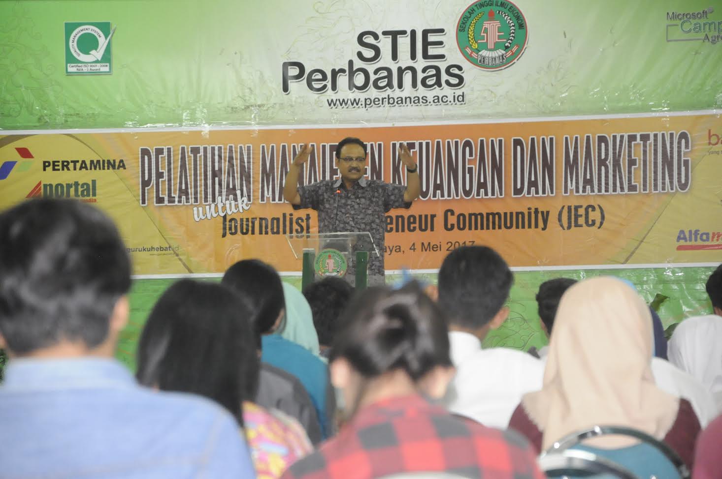 Wakil Gubernur Jawa Timur  Saifullah Yusuf (Gus Ipul)  dihadapan mahasiswa dan JEC saat Pelatihan Manajemen Keuangan dan Marketing untuk JEC di STIE Perbanas Surabaya, Kamis (4/5).