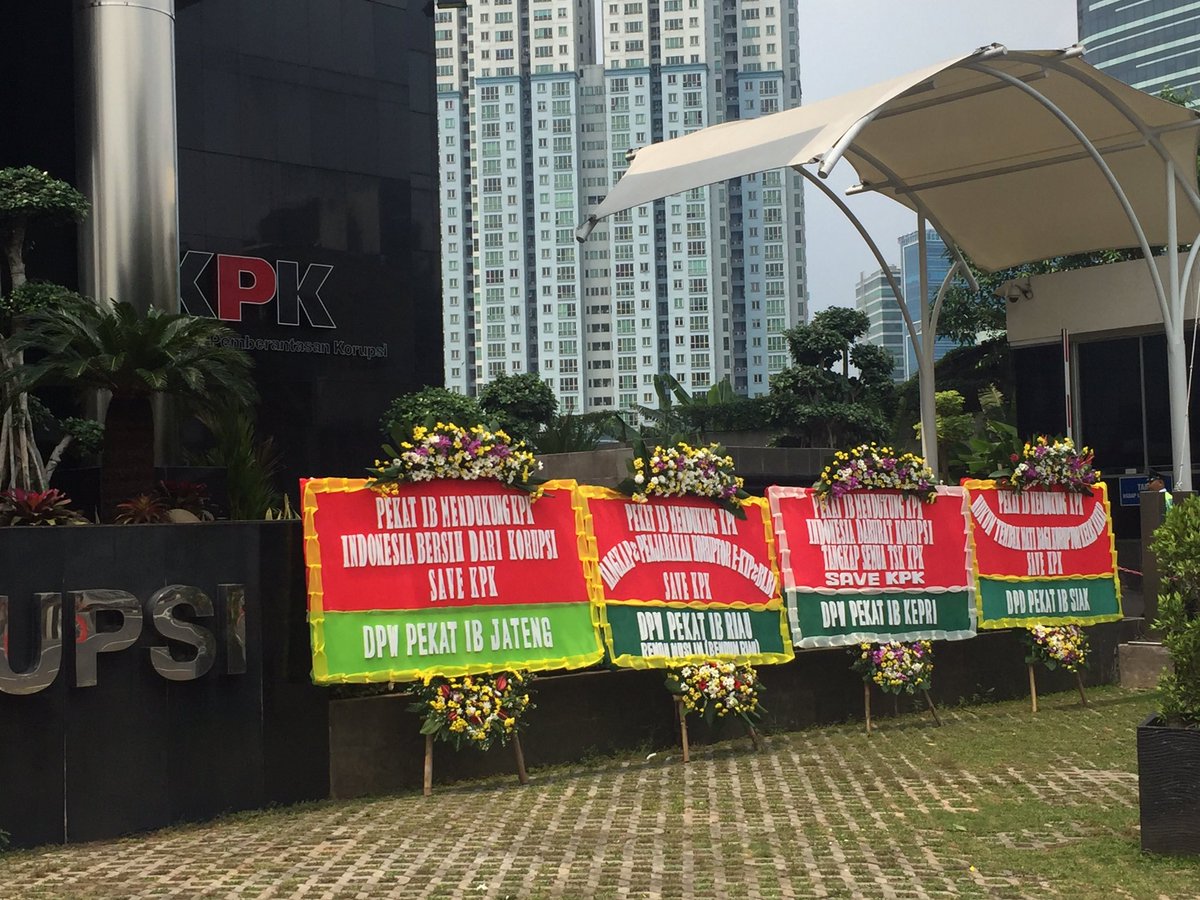 Karangan bunga berderet di depan Gedung KPK, Jakarta, Jumat (5/5). (Foto: Dok KPK) 