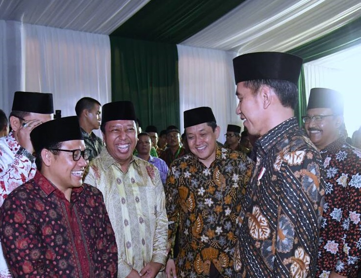 Presiden Joko Widodo menemui Cak Imin dan Gus Ipul di sela Mukernas Pertama Himpunan Pengusaha Nahdliyin, di Ponpes As-Tsaqafah, Jakarta Selatan, Jumat (5/5). (Foto: Biro Pers Setpres)